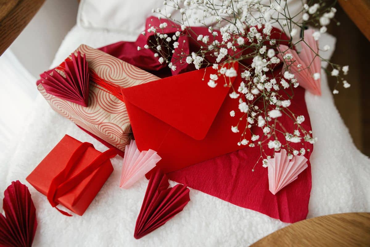 15+ Pink and red Valentines Day decorations for a cozy living room