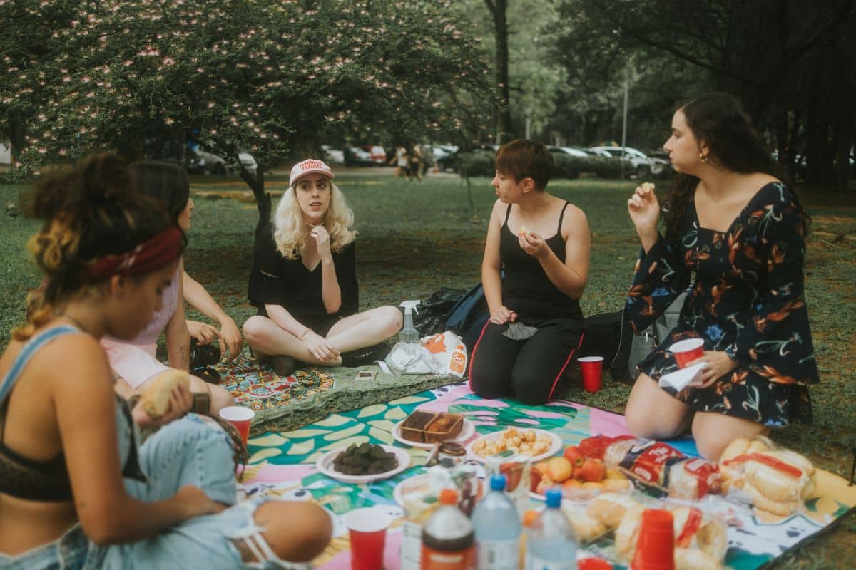 How To Plan A Birthday Picnic With Friends, Food, Decor And Games