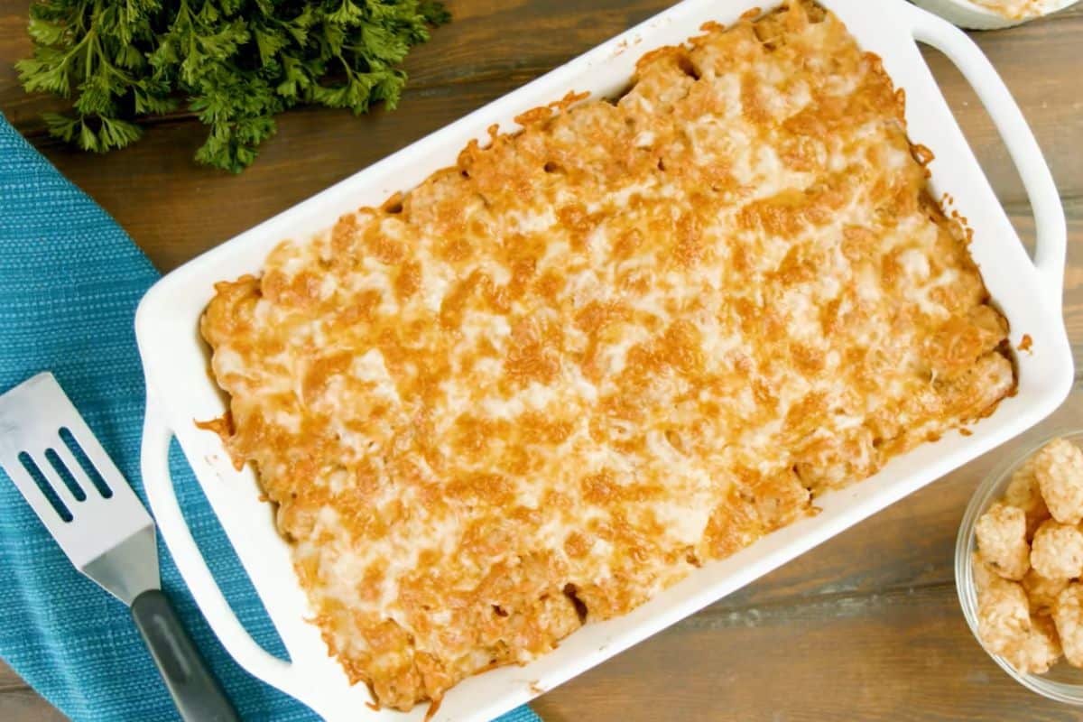 Easy Cheesy Tater Tot Casserole with Ground Beef – Family-Approved